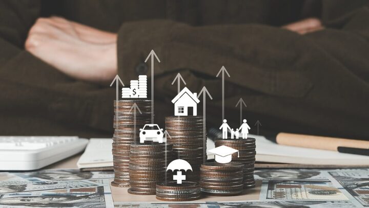 Organizar as finanças ajuda a reduzir o impacto negativo durante o desemprego (Imagem: SuPatMaN | Shutterstock)