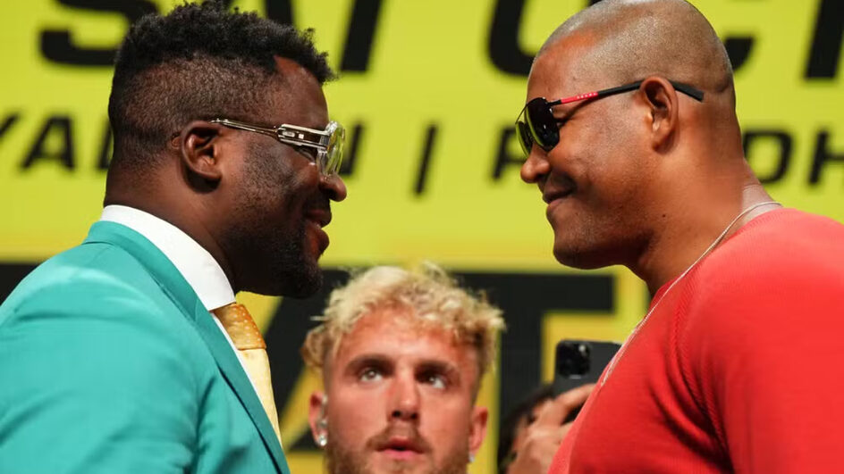 Encarada entre Francis Ngannou e o brasileiro Renan Problema, que fazem a luta principal da PFL Super Fights Championship