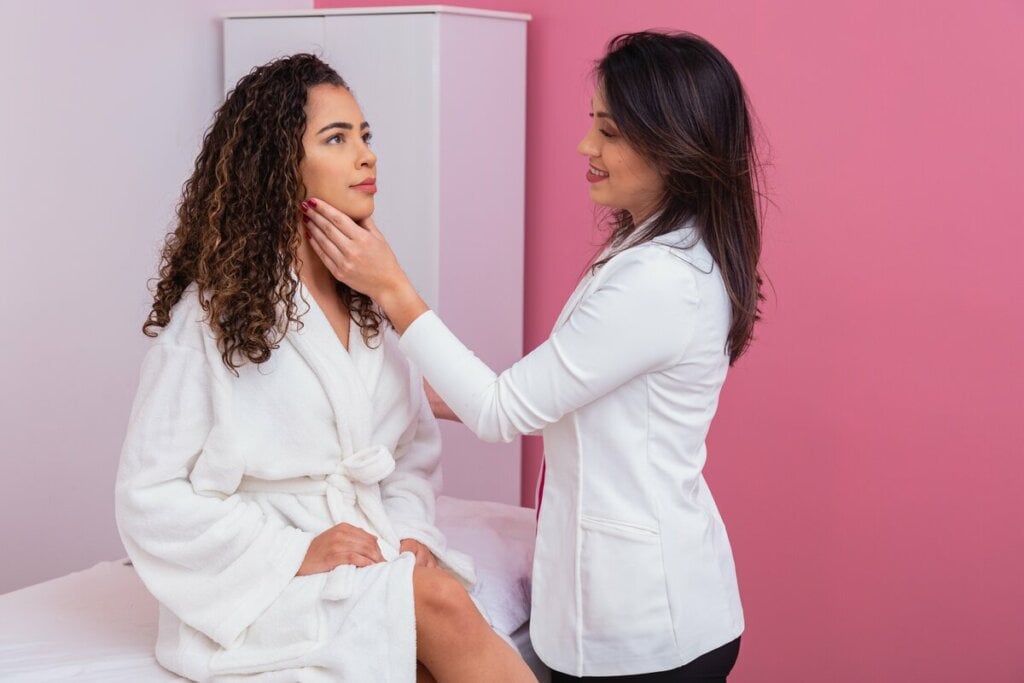 Esteticista realiza tratamentos faciais e corporais para melhorar a apar&ecirc;ncia (Imagem: Bernardo Emanuelle | Shutterstock)