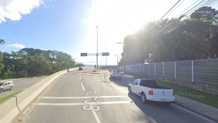 Passageira de motocicleta cai de viaduto