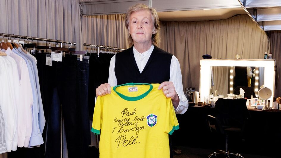 Paul McCartney recebe camisa autografa por Pelé (Foto: MPL Communications M J Kim, Divulgação)