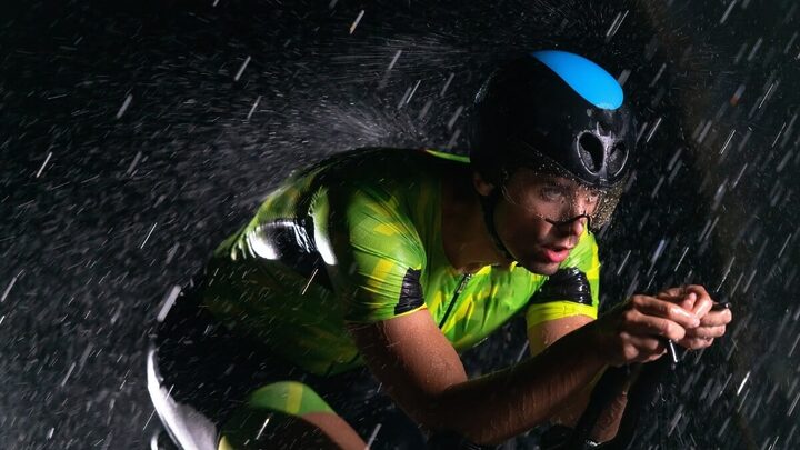 Adotar alguns cuidados garante aos ciclistas mais segurança ao pedalar na chuva (Imagem: dotshock | Shutterstock)