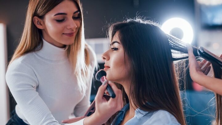 A área da beleza é um dos setores mais dinâmicos e promissores da economia (Imagem: Standret Natalia | Shutterstock)