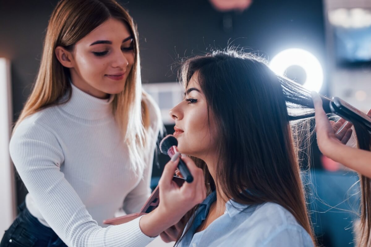 A área da beleza é um dos setores mais dinâmicos e promissores da economia (Imagem: Standret Natalia | Shutterstock)
