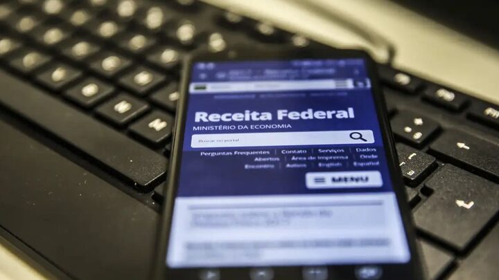 Celular com site da Receita Federal