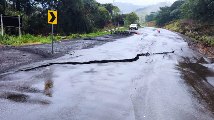 Rodovia é interditada após chuvas abrirem rachadura na SC-114 em São Joaquim