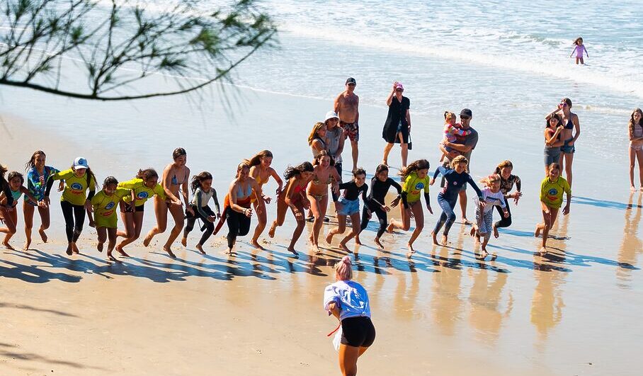 Tati Weston-Webb brinca com crianças na Praia de Garopaba, no Sul de Santa Catarina