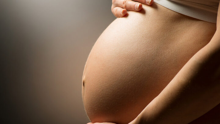 Mulher grávida segurando a barriga
