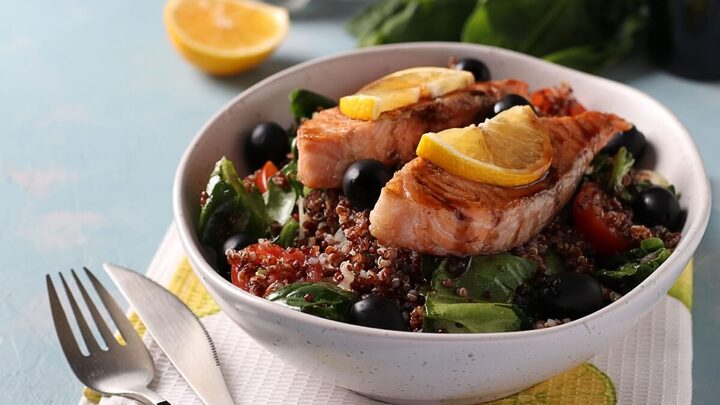 Salada de quinoa com salmão grelhado (Imagem: Lika Mostova | Shutterstock)