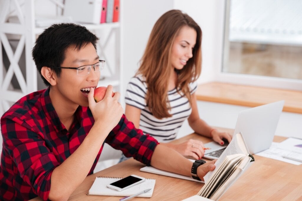 As frutas ajudam a combater o estresse e a fadiga mental (Imagem: Dean Drobot | Shutterstock)
