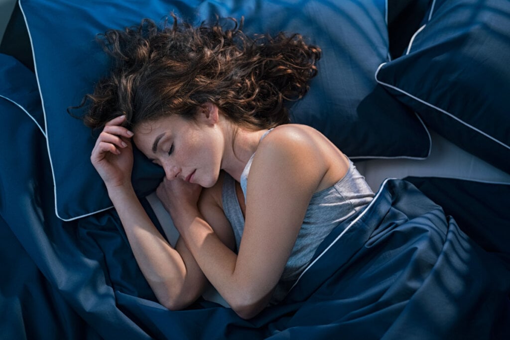 Dificuldade para dormir pode ter relação com doenças cardiovasculares (Imagem: Ground Picture | Shutterstock)