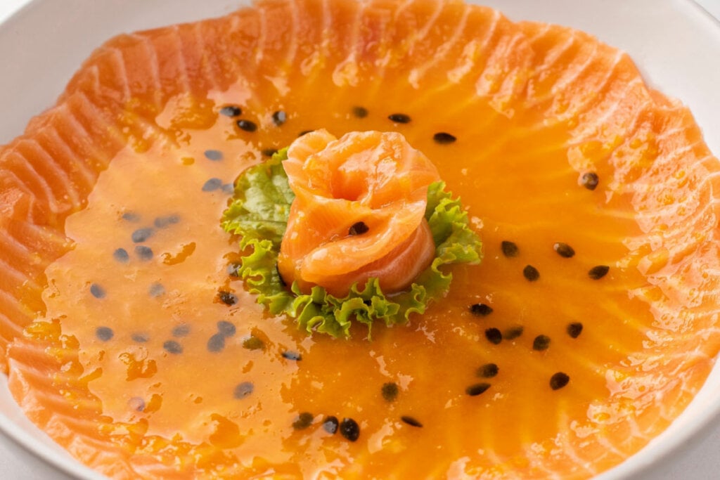 Carpaccio de salmão com molho de maracujá (Imagem: IP7 marketing|Shutterstock)