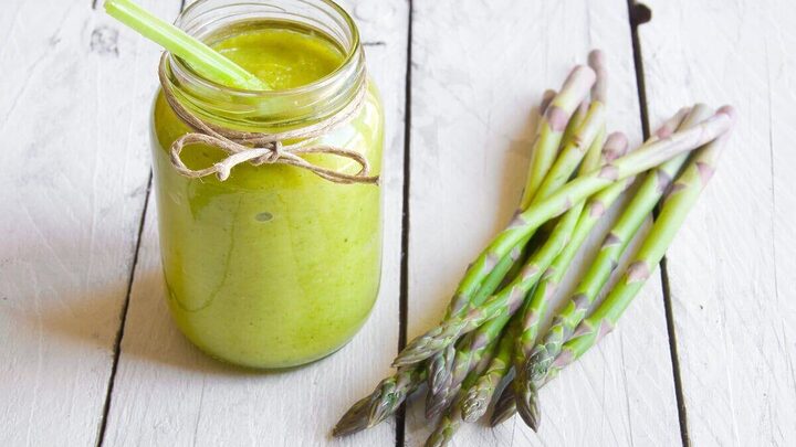 Suco de aspargo e abacaxi (Imagem: Maria_Usp | Shutterstock)