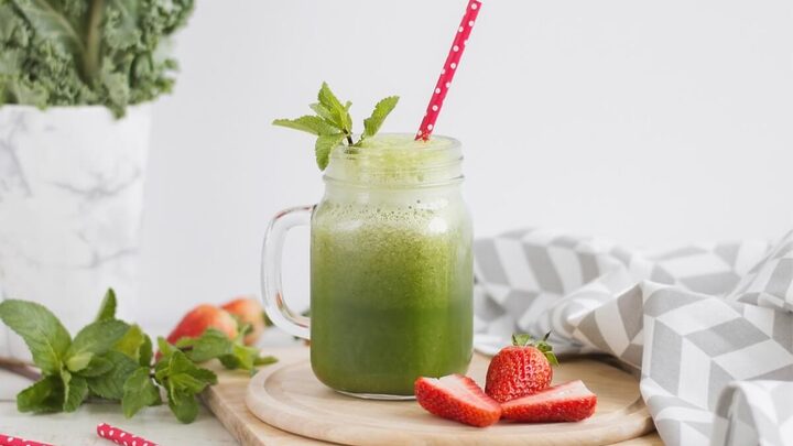 Suco de couve com morango e abacaxi (Imagem: Veronika Smirnaya | Shutterstock)