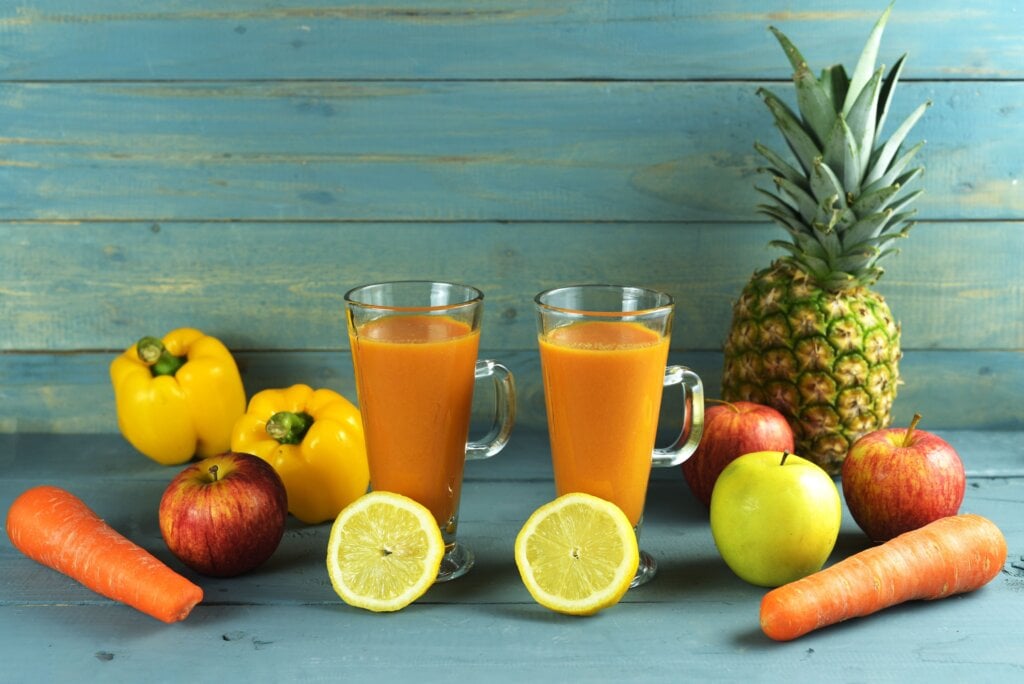 Suco detox de abacaxi, cenoura, ma&ccedil;&atilde; e piment&atilde;o amarelo (Imagem: Endah Kurnia P | Shutterstock)