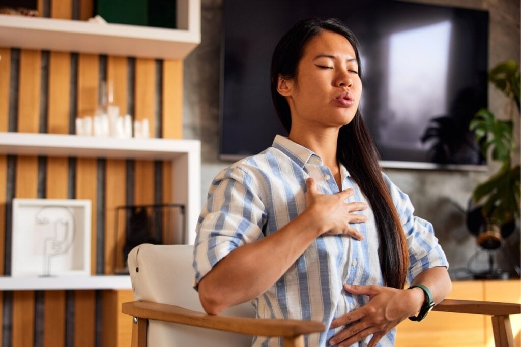 Exerc&iacute;cios de respira&ccedil;&atilde;o ajudam a aliviar o estresse e a ansiedade (Imagem: Branislav Nenin | Shutterstock)