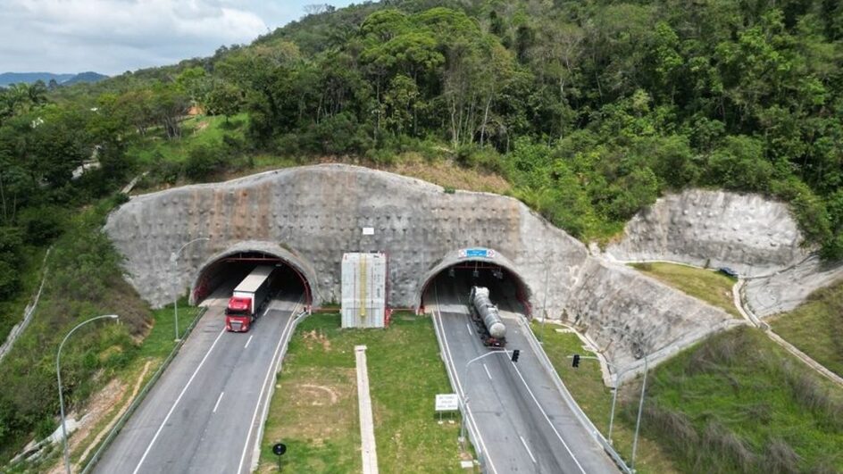 Contorno Viário de Florianópolis segue interditado de madrugada.