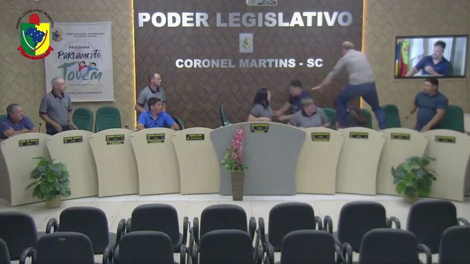 Vereador corre atrás de colega durante sessão de Câmara de Vereadores no Oeste de SC