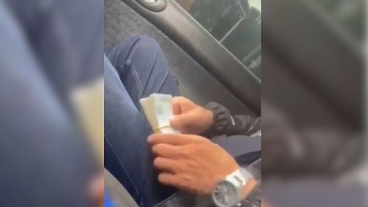 Print de vídeo em que prefeito eleito de Canoas aparece entregando dinheiro