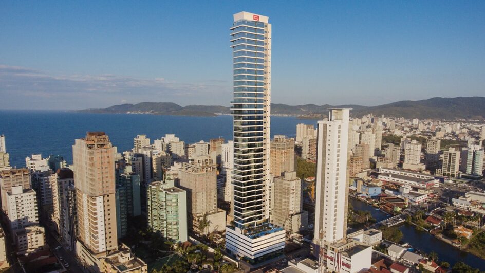 Obra do W Tower, em Itapema