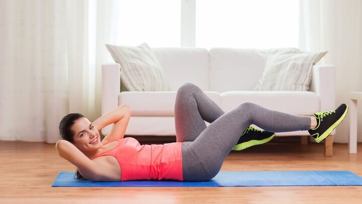 Exercícios abdominais fortalecem o core, região do corpo fundamental para saúde (Imagem: Ground Picture | Shutterstock)