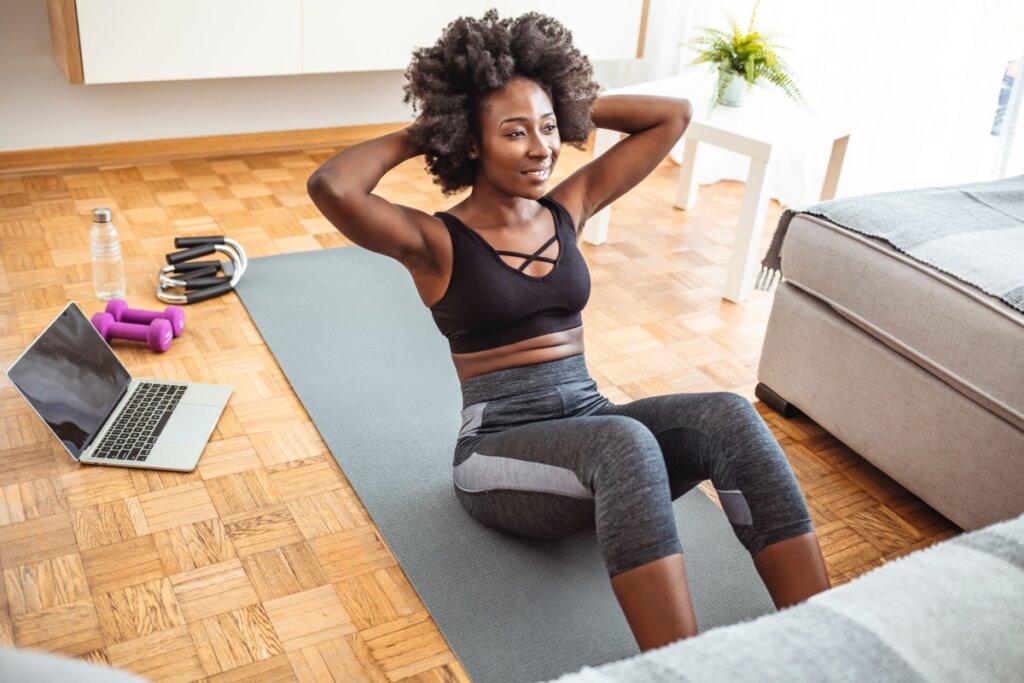 O pescoço e a cabeça devem estar firmes ao realizar o abdominal supra (Imagem: Dragana Gordic | Shutterstock)