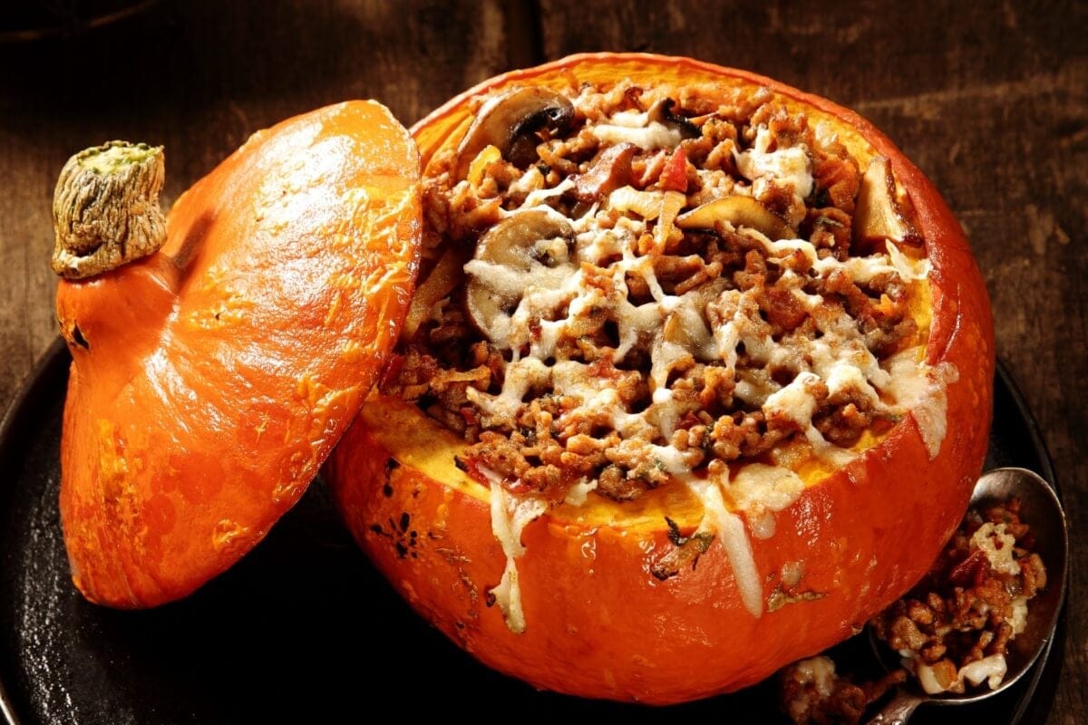 Abóbora recheada com carne moída (Imagem: stockcreations | Shutterstock)