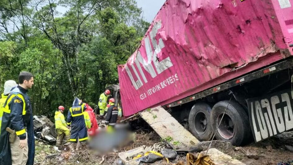 Carreta container tombou sobre van e matou nove pessoas na BR-376 no Paraná (Foto: Corpo de Bombeiros, Divulgação)