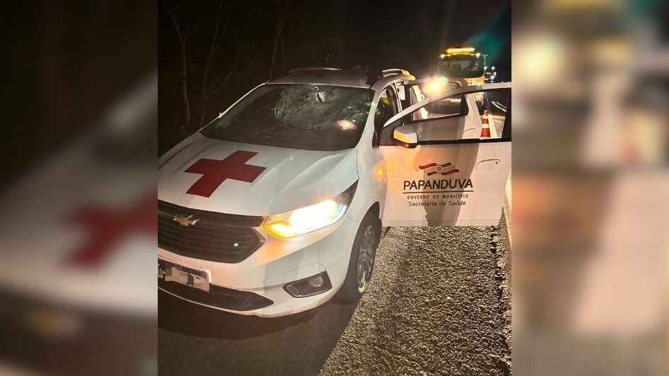 Para-brisa do carro branco aparece destruído
