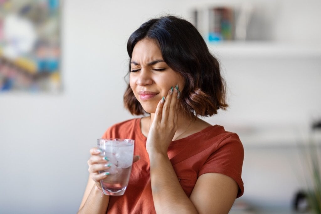 O desgaste dentário erosivo pode afetar qualquer pessoa que consuma muitos alimentos e bebidas ácidos (Imagem: Prostock-studio | Shutterstock)