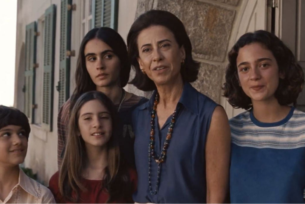 Em “Ainda Estou Aqui”, Eunice Paiva precisa enfrentar uma perda e reconstruir sua vida ao lado dos filhos em tempos de incerteza e repressão (Imagem: Reprodução digital | Sony Pictures)