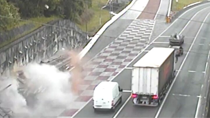 Caminhão saiu do chão parcialmente e quase tombou (Foto: Arteris Litoral Sul, Reprodução)