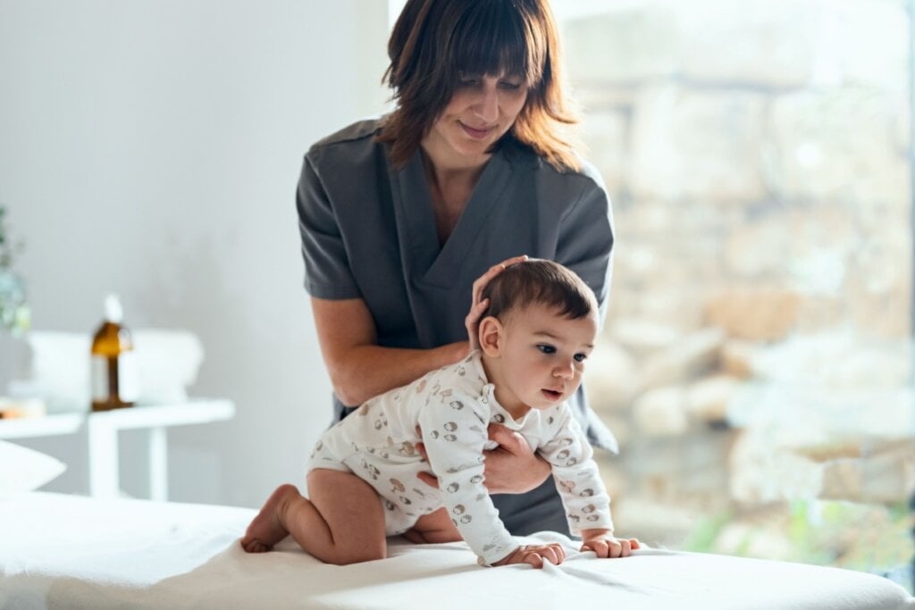 Ao identificar os sintomas do AVC, é importante levar a criança imediatamente ao hospital (Imagem: Josep Suria | Shutterstock)