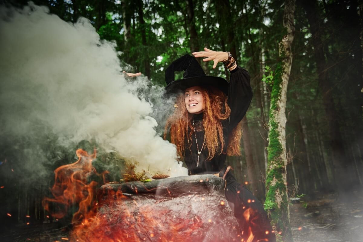O caldeirão e o chapéu pontiagudo são alguns dos itens ritualísticos usados para canalizar energias (Imagem: Kiselev Andrey Valerevich | Shutterstock)