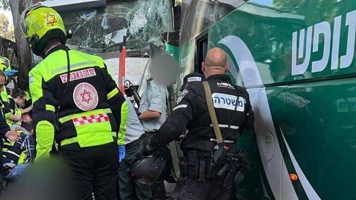 Caminhão invadiu ponto de ônibus em Israel (Foto: Magen David Adom, Reprodução, redes sociais)