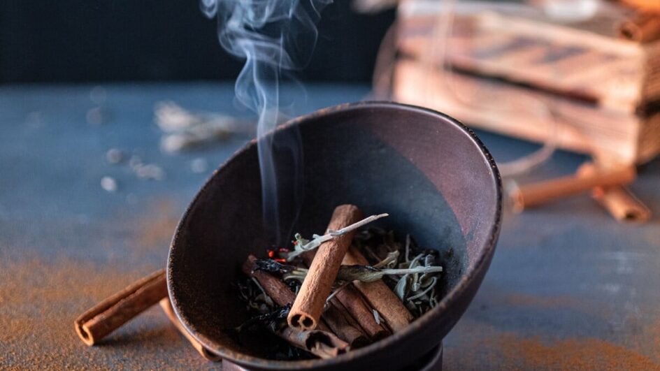 Rituais podem melhorar a energia no Halloween (Imagem: BasakKipcak | Shutterstock)