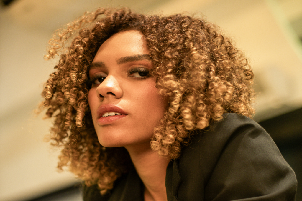 A combina&ccedil;&atilde;o de cores, no &ldquo;dourado sereno&rdquo;, oferece um toque de eleg&acirc;ncia e brilho aos fios (Imagem: Divulga&ccedil;&atilde;o | Sal&atilde;o Tatiana Araujo)