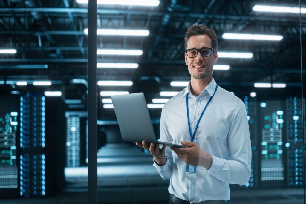 Certificações de TI, como CompTIA e Cisco, são mais valorizadas que um diploma universitário (Imagem: Gorodenkoff | Shutterstock)