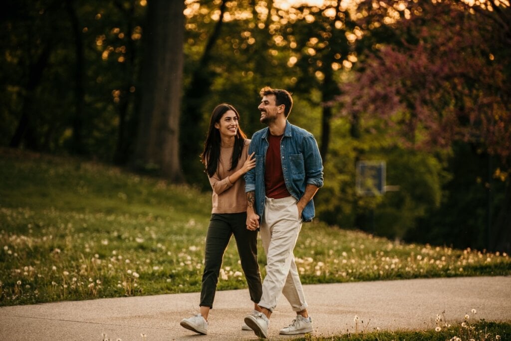 Desconectar do digital é permitir que pequenos gestos, como uma simples caminhada, ganhem significado e fortaleçam os laços (Imagem: La Famiglia | Shutterstock)