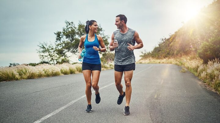 A corrida é uma atividade popular e requer alguns cuidados durante a prática (Imagem: PeopleImages.com - Yuri A | Shutterstock)