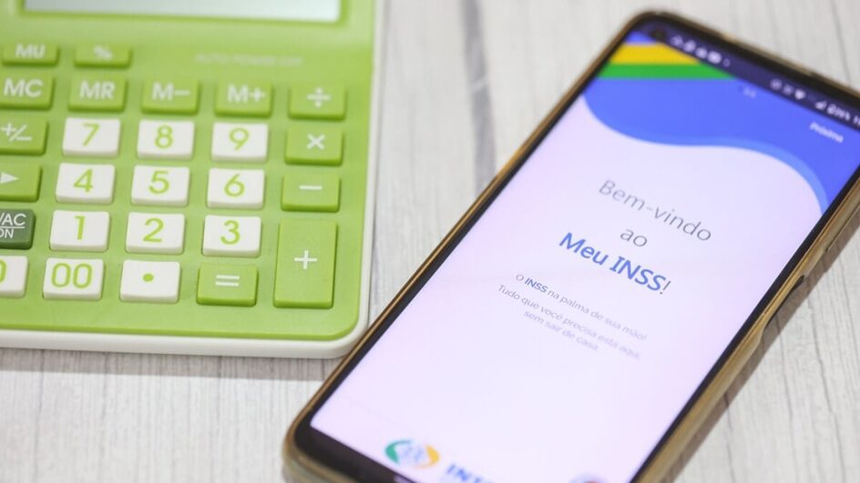 Uma das principais razões para o pagamento excessivo de INSS é o erro no cálculo das contribuições (Imagem: rafastockbr | Shutterstock)