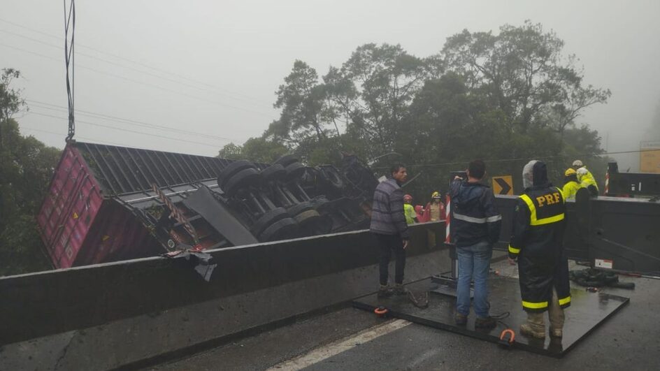 Contêiner da carreta que será retirada é o que caiu sobre a van (Foto: PRF, Divulgação)