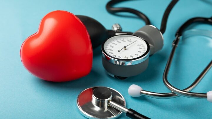 Os sintomas de doenças cardiovasculares vão além de dor no peito (Imagem: Avocado_studio | Shutterstock)