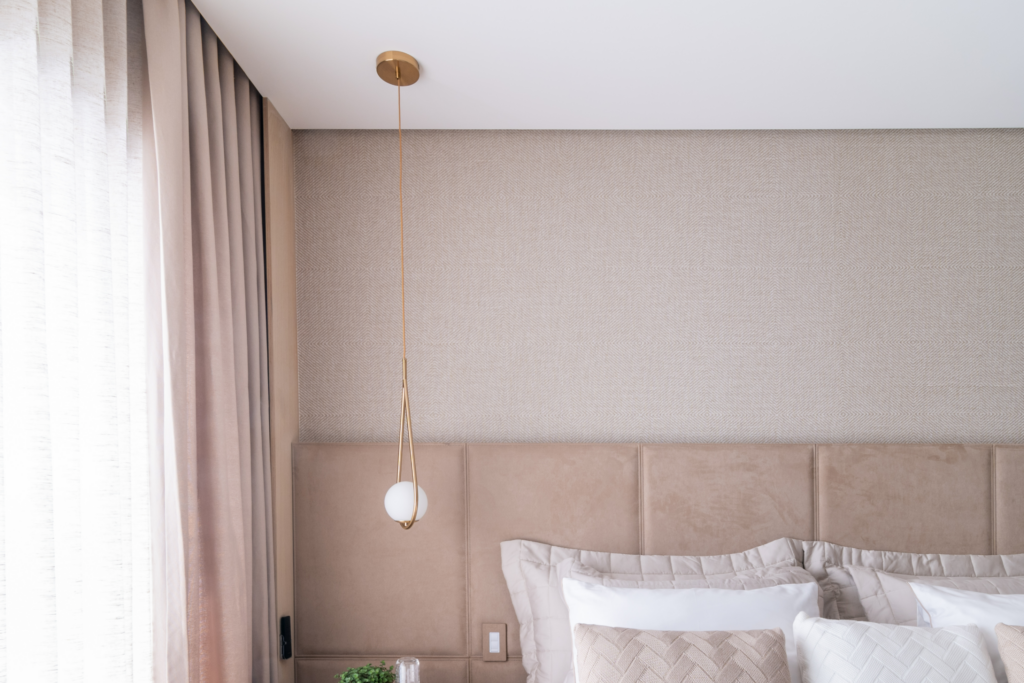 A cortina aplicada no forro cobre a parede com leveza e elegância (Projeto: Andrea Teixeira Arquitetura e Interiores | Imagem: Julia Herman)