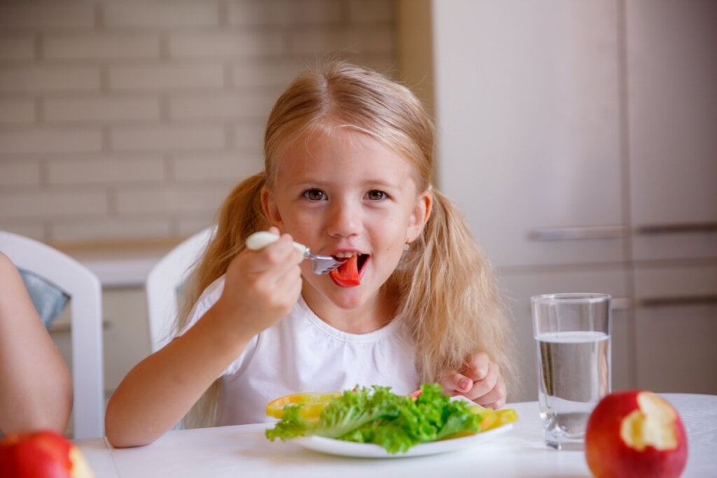 Manter uma rotina alimentar pode ajudar a evitar a compulsão alimentar nas crianças (Imagem: OlesyaPogosskaya | Shutterstock)