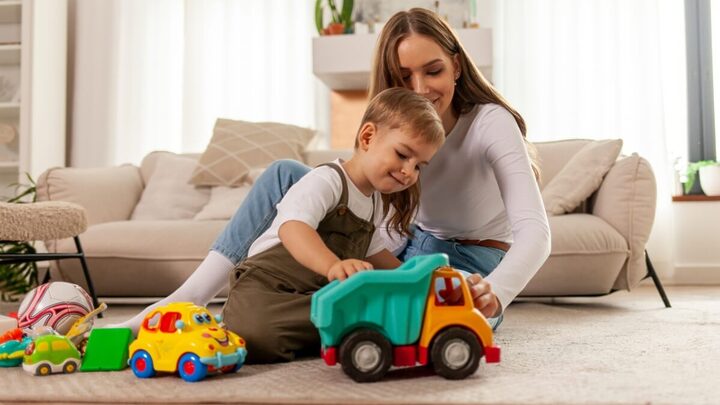 Os brinquedos podem ajudar as crianças no desenvolvimento de habilidades de cada fase (Imagem: Bohdan Malitskiy | Shutterstock)