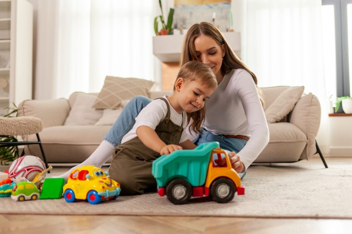 Os brinquedos podem ajudar as crianças no desenvolvimento de habilidades de cada fase (Imagem: Bohdan Malitskiy | Shutterstock)