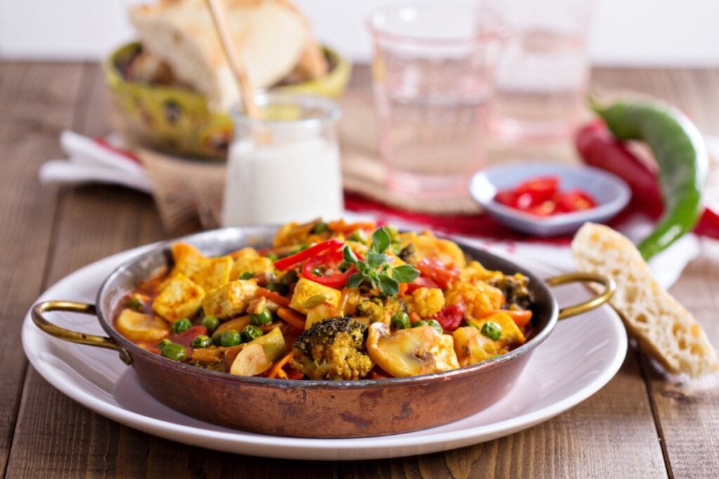 Curry com tofu, cogumelo e vegetais (Imagem: Elena Veselova | Shutterstock)