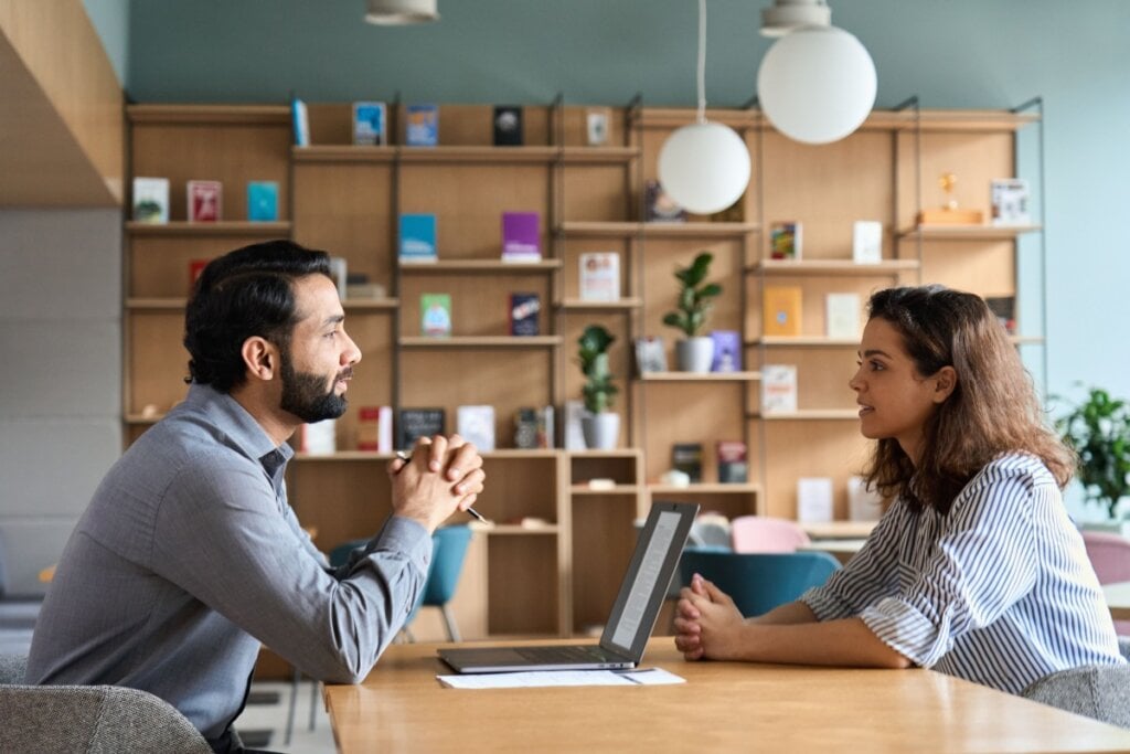 A empatia facilita a comunicação e reduz os conflitos no trabalho (Imagem: Ground Picture | Shutterstock)