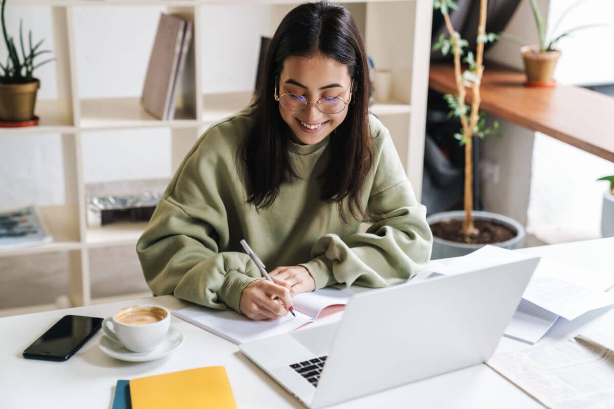 É importante cuidado com a rotina de estudo (Imagem: Dean Drobot | Shutterstock)